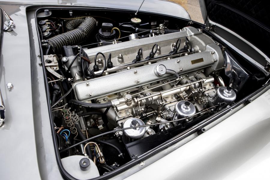 Моторный отсек Aston Martin DB5 Bond Car 1965 года  (фото 17 из 36)